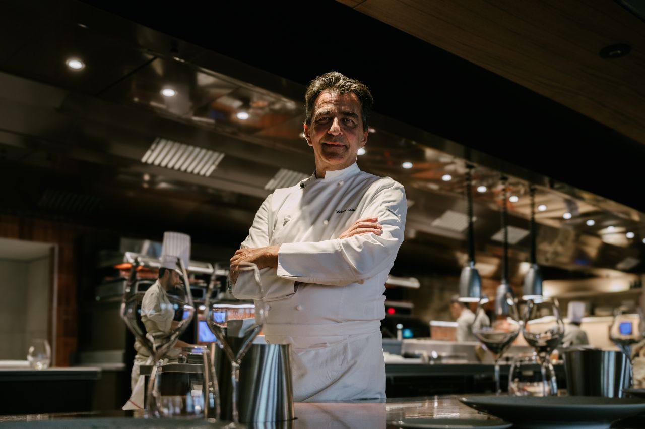 Le Chef Yannick Alléno devant le passe d’une cuisine ouverte