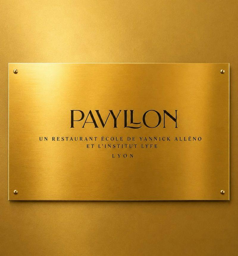 La plaque en laiton de Pavyllon, restaurant école de Yannick Alléno et de l’Institut Lyfe, Lyon
