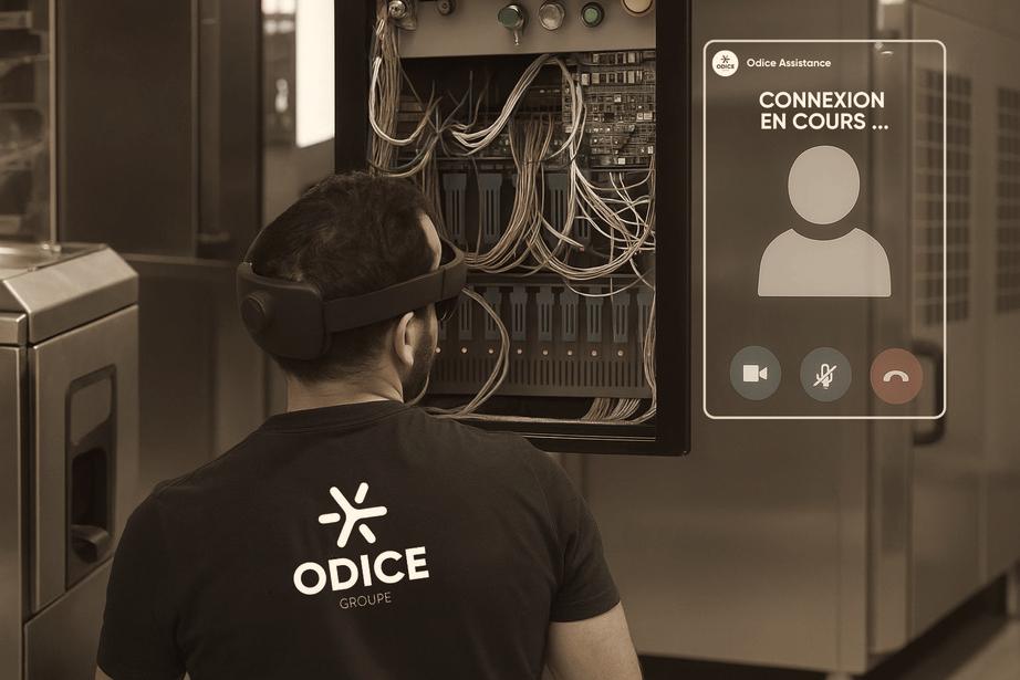 Un technicien Odice équipé de lunettes connectées devant une armoire électrique