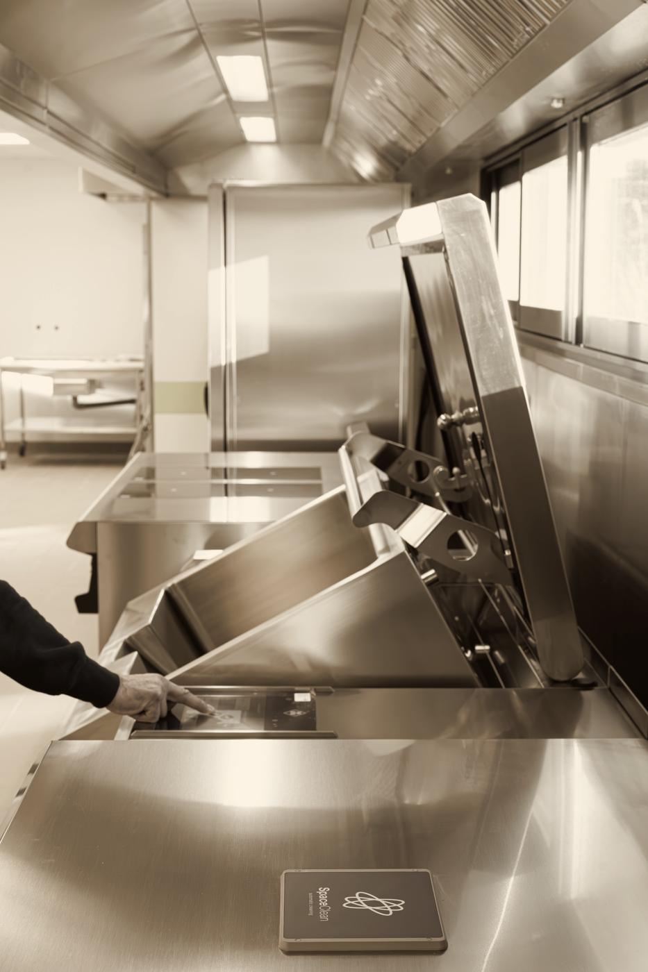 Un module connecté posé sur un équipement inox en cuisine